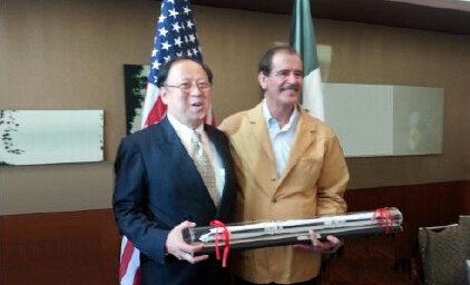 2013年 与墨西哥前总统Fox商谈高铁事宜